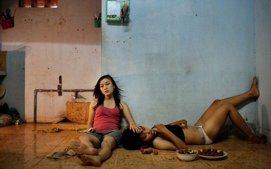 World Press Photo #9. Η φωτογράφος Maika Elan από το Βιετνάμ τιμήθηκε με το πρώτο βραβείο στην κατηγορία «Contemporary Issues Stories» του διαγωνισμού World Press Photo of the Year 2012, για τη σειρά «Η ροζ επιλογή, Βιετνάμ». Στη φωτογραφία με ημερομηνία 22 Ιουνίου 2012, απεικονίζεται η Phan Thi Thuy Vy και η Dang Thi Bich Bay, οι οποίες είναι ζευγάρι για περισσότερο από έναν χρόνο, να παρακολουθούν τηλεόραση και να ξεκουράζονται μετά τη μελέτη τους για στο σχολείο στη Ντα Νανγκ.