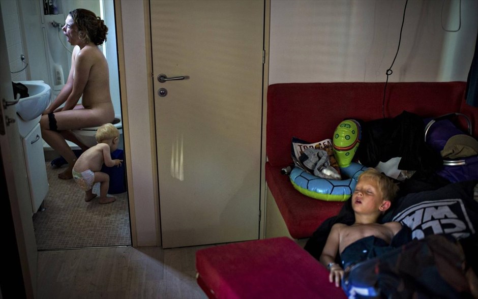 World Press Photo #10. Ο&nbsp;Soren Bidstrup από τη Δανία που εργάζεται στην εφημερίδα&nbsp;Berlingske, τιμήθηκε με το δεύτερο βραβείο στην κατηγορία «Daily Life Single» του διαγωνισμού World Press Photo of the Year 2012. Η φωτογραφία με ημερομηνία 8 Ιουλίου 2012, έχει θέμα τις καλοκαιρινές διακοπές σε κάμπινγκ στο&nbsp;Jeselo.