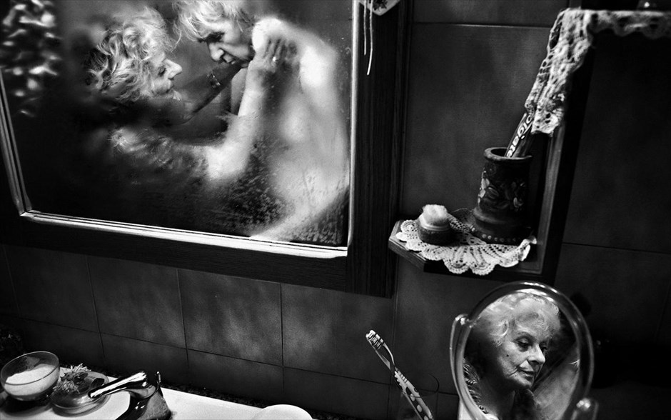 World Press Photo #11. Ο Ιταλός φωτογράφος Fausto Podavini τιμήθηκε με το πρώτο βραβείο στην κατηγορία «Daily Life Stories», για τη σειρά «Mirella». Στη φωτογραφία με ημερομηνία 1 Ιουνίου 2012, απεικονίζεται η Μιρέλα που βρίσκεται στη Ρώμη και φροντίζει το σύζυγό της Λουίτζι, ο οποίος πάσχει από τη νόσο του Αλτσχάιμερ.