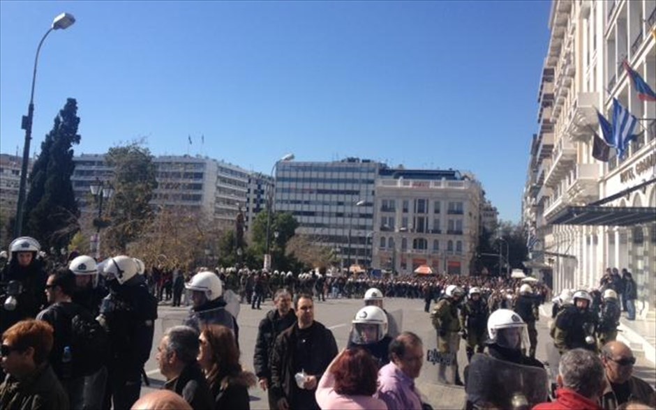 Απεργία ΓΣΕΕ-ΑΔΕΔΥ -  Η αστυνομία έκλεισε την βασ. Γεωργίου . Η αστυνομία έκλεισε την Βασ. Γεωργίου.