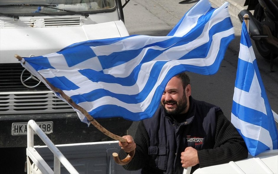 Ηράκλειο Κρήτης - πορεία ΓΣΕΕ - ΑΔΕΔΥ #1. Πολίτης κρατά την ελληνική σημαία στην συγκέντρωση διαμαρτυρίας ενάντια στα μέτρα λιτότητας της κυβέρνησης, την Τετάρτη 20 Φεβρουαρίου 2013, στο Ηράκλειο της Κρήτης.&nbsp;