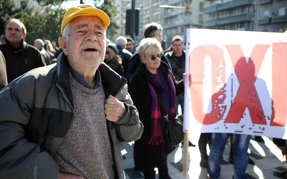 Θεσσαλονίκη - Συλλαλητήριο ΠΑΜΕ #4. Πορεία μελών του ΠΑΜΕ στους δρόμους της Θεσσαλονίκης στο πλαίσιο της 24ης πανελλαδικής απεργίας που κήρυξαν οι ΓΣΕΕ και ΑΔΕΔΥ, ενάντια στα νέα μέτρα της κυβέρνησης.