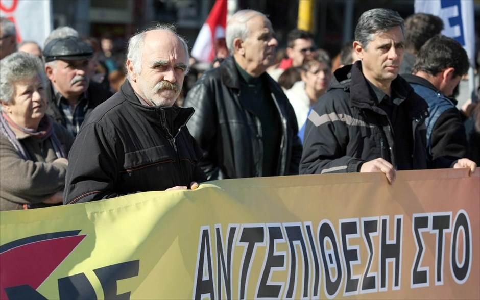Θεσσαλονίκη - Συλλαλητήριο ΠΑΜΕ #7. Πορεία μελών του ΠΑΜΕ στους δρόμους της Θεσσαλονίκης στο πλαίσιο της 24ης πανελλαδικής απεργίας που κήρυξαν οι ΓΣΕΕ και ΑΔΕΔΥ, ενάντια στα νέα μέτρα της κυβέρνησης.