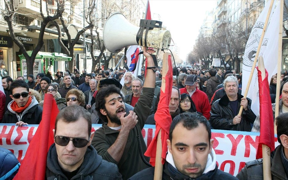 Θεσσαλονίκη - Συλλαλητήριο ΠΑΜΕ #8. Πορεία μελών του ΠΑΜΕ στους δρόμους της Θεσσαλονίκης στο πλαίσιο της 24ης πανελλαδικής απεργίας που κήρυξαν οι ΓΣΕΕ και ΑΔΕΔΥ, ενάντια στα νέα μέτρα της κυβέρνησης.