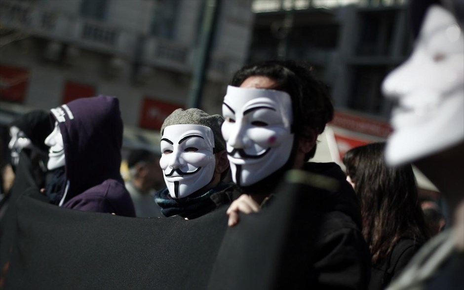 Απεργία ΓΣΕΕ-ΑΔΕΔΥ - συγκέντρωση στο Πεδίον του Αρεως και πορεία #46. Διαδηλωτές φορούν μάσκες των Anonymous κατά τη διάρκεια διαδήλωσης στο πλαίσιο της 24ωρης πανελλαδικής απεργίας, ενάντια στα νέα μέτρα της κυβέρνησης Αθήνα, Τετάρτη 20 Φεβρουαρίου 2013.&nbsp;