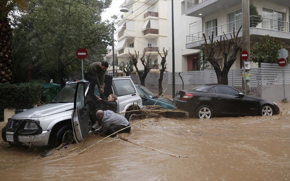 Αθήνα - καταρρακτώδης βροχή - Πλημμυρισμένοι δρόμοι - Χαλάνδρι - διάσωση. Μια γυναίκα σώζεται από τα ορμητικά νερά χειμάρρου με τη βοήθεια κατοίκων του Χαλανδρίου.