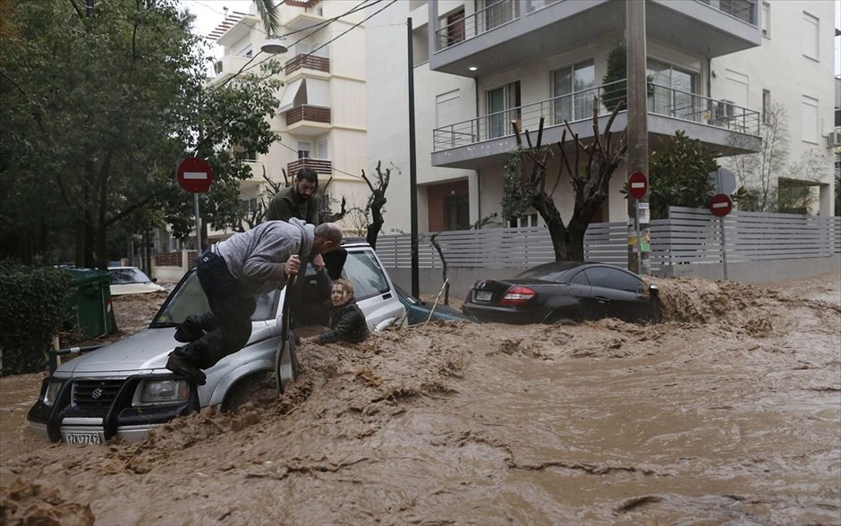 Αθήνα - καταρρακτώδης βροχή - Πλημμυρισμένοι δρόμοι - Χαλάνδρι - διάσωση. Γυναίκα που έχει παγιδευτεί στο αυτοκίνητό της από τα ορμητικά νερά χειμάρρου απεγλωβίζεται με τη βοήθεια κατοίκων του Χαλανδρίου.
A woman stuck in her car is rescued from flood waters by residents during heavy rain in Chalandri suburb north of Athens February 22, 2013. REUTERS/John Kolesidis (GREECE - Tags: DISASTER ENVIRONMENT)