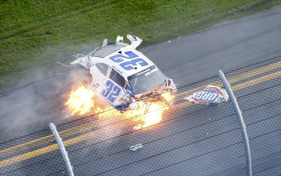 Ατύχημα στην πίστα της Daytona. Τουλάχιστον 12 θεατές και ένας οδηγός τραυματίστηκαν μετά τη σύγκρουση 10 αυτοκινήτων κατά τη διάρκεια της διεξαγωγής του επαγγελματικού πρωταθλήματος της NASCAR το Σάββατο, όταν συντρίμμια από τα αυτοκίνητα εκτοξεύτηκαν προς το πλήθος που είχε συγκεντρωθεί να παρακολουθήσει τον αγώνα. Η σύγκρουση συνέβη μόλις λίγα λεπτά πριν την λήξη.