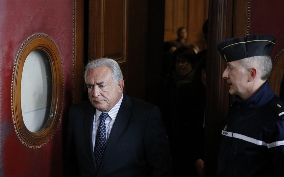 Η Πεντάμορφη και το Τέρας. Ο Ντομινίκ Στρος-Καν ζήτησε από τη γαλλική δικαιοσύνη την κατάσχεση ενός βιβλίου που εξιστορεί την σχέση του, το 2012, με τη συγγραφέα του βιβλίου αυτού που τιτλοφορείται «Η Πεντάμορφη και το Τέρας». Ο DSK εγκαλεί την δοκιμιογράφο Μαρσελά Γιακούμπ και τον εκδότη της τον οίκο Stock για «παραβίαση του απορρήτου της ιδιωτικής ζωής».