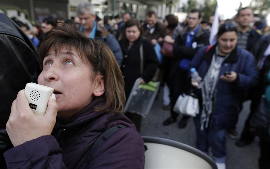 Πορεία τυφλών έξω από το ΥΠΟΙΚ. Συγκέντρωση διαμαρτυρίας πραγματοποίησε η Εθνική Ομοσπονδία Τυφλών (ΕΟΤ) έξω από το υπουργείο Οικονομικών στο Σύνταγμα με τη στήριξη και της Εθνικής Συνομοσπονδίας Ατόμων με Αναπηρία (ΕΣΑΜΕΑ). Από το υπουργείο Οικονομικών τους προτάθηκε να συναντηθούν με τον διευθυντή του γραφείου του υπουργού, ωστόσο οι συγκεντρωμένοι αρνήθηκαν