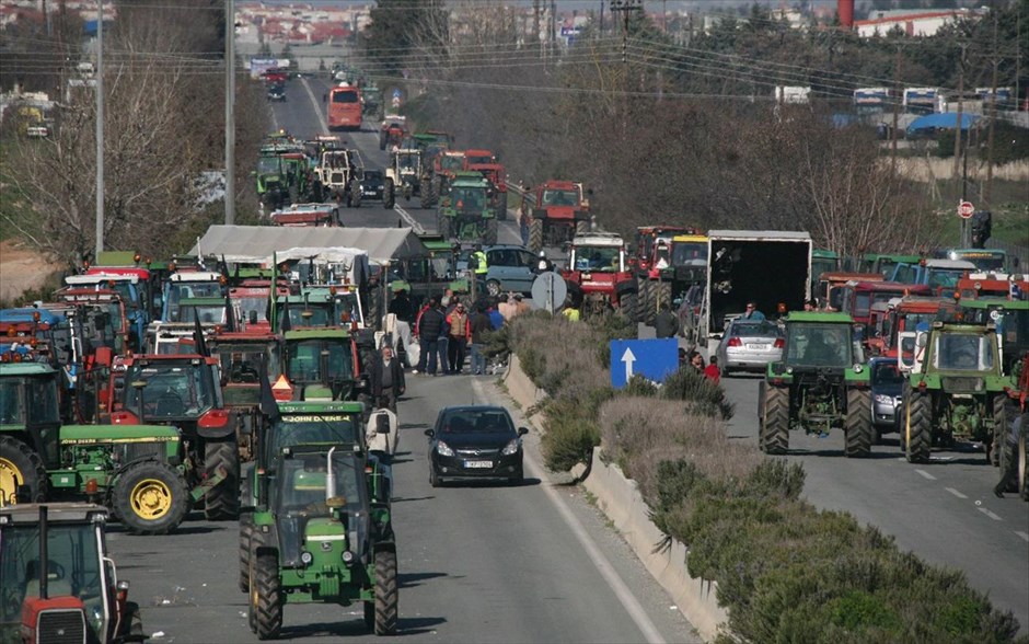 Αποχώρησαν οι αγρότες από τον κόμβο της Νίκαιας. Κορνάροντας και με το αγωνιστικό φρόνημα ακμαίο, όπως ανέφεραν, αποχώρησαν, σήμερα, σταδιακά και συντεταγμένα από τον κόμβο της Νίκαιας, τα εκατοντάδες τρακτέρ, τα οποία επί σχεδόν έναν μήνα, είχαν παραταχθεί εκεί, ενισχύοντας με την παρουσία τους ένα από τα πλέον δυναμικά μπλόκα, στο πλαίσιο των αγροτικών κινητοποιήσεων. Οι αγρότες  έδωσαν «ραντεβού» για τις 5 Μαρτίου, στο παναγροτικό συλλαλητήριο, στην Αθήνα.