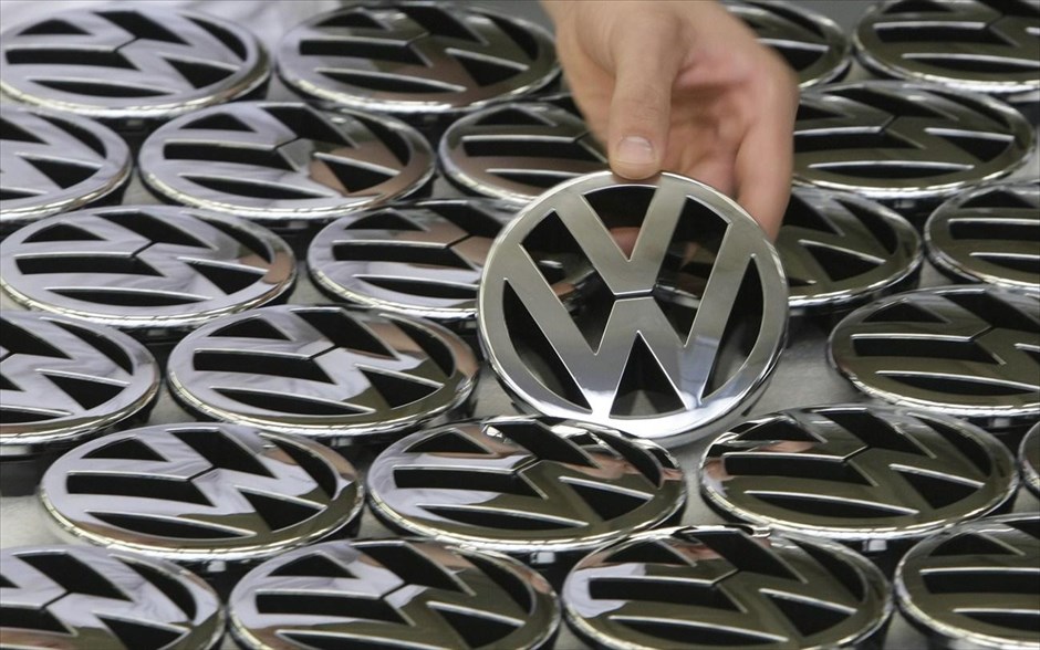 Πριμ 7.200 ευρώ θα λάβουν 100.000 εργαζόμενοι στη Volkswagen. Αφού κατέγραψε καθαρά κέρδη ύψους ρεκόρ, σχεδόν 22 δισεκατομμυρίων ευρώ, το 2012 η γερμανική αυτοκινητοβιομηχανία Volkswagen ανακοίνωσε σήμερα ότι πρόκειται να δώσει πριμ ύψους 7.200 ευρώ σε καθέναν από τους περίπου 100.000 υπαλλήλους της. Πέρσι το πριμ είχε ανέλθει στα 7.500 ευρώ κατ