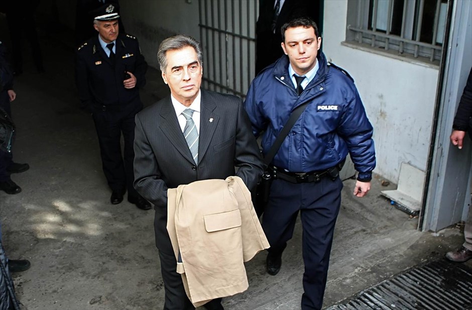 Ισόβια στον Παπαγεωργόπουλο για την υπόθεση της υπεξαίρεσης. Ο πρώην δήμαρχος Θεσσαλονίκης Βασίλης Παπαγεωργόπουλος αποχωρεί από το Δικαστικό Μέγαρο για τις δικαστικές φυλακές Διαβατών. Την ποινή της ισόβιας κάθειρξης επέβαλε το Τριμελές Εφετείο Κακουργημάτων στον πρώην δήμαρχο Θεσσαλονίκης Β.Παπαγεωργόπουλο, τον στενό του συνεργάτη Μ. Λεμούσια και τον πρώην ταμία Π. Σαξώνη για την υπόθεση της υπεξαίρεσης στο δήμο.
