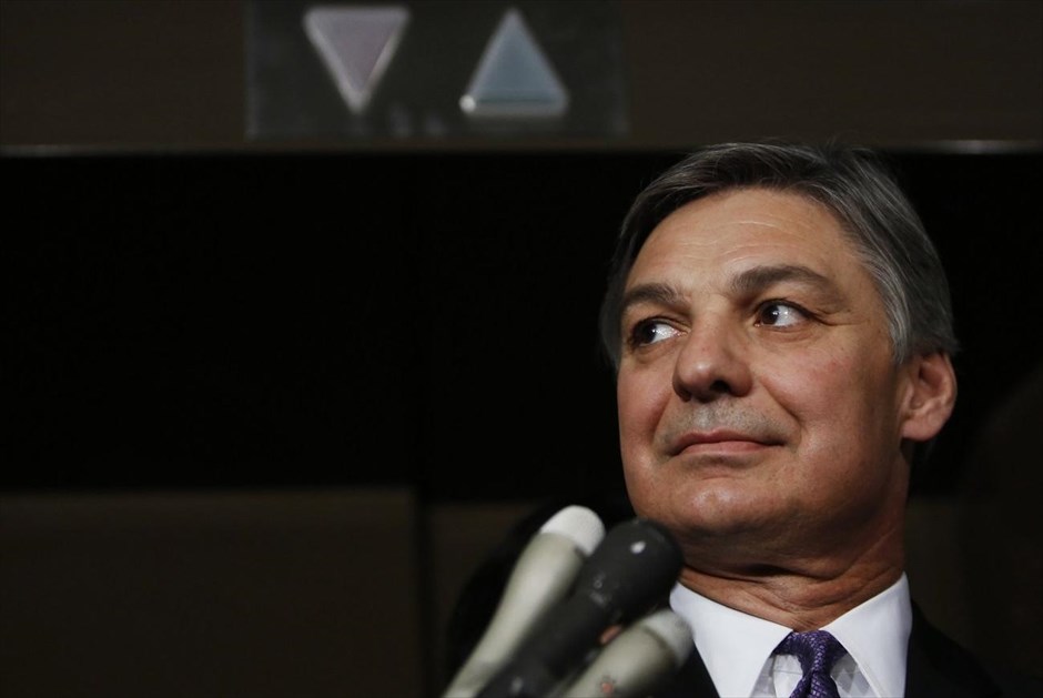 Η Boeing θα συνεχίσει να χρησιμοποιεί τις μπαταρίες ιόντων λιθίου. Ο επικεφαλής της μονάδας εμπορικών αεροσκαφών της Boeing, Ρέι Κόνερ, δήλωσε την Πέμπτη ότι η εταιρεία θα συνεχίσει να χρησιμοποιεί τις μπαταρίες ιόντων λιθίου, τονίζοντας ότι οι τροποποιήσεις που προτάθηκαν θα επιτρέψουν στα καθηλωμένα σήμερα Boeing 787 να ξαναπετάξουν.