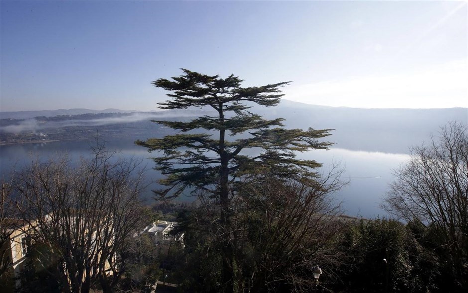 Καστέλ Γκαντόλφο - #8. Υπέροχη θέα της λίμνης Καστέλ Γκαντόλφο από τη θερινή κατοικία των επικεφαλής της Καθολικής Εκκλησίας.