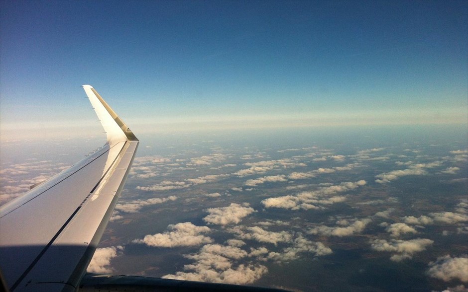 Lufthansa -  το πρώτο Airbus A320 με φτερά «sharklets». Τα ακροπτερύγια «sharklets» είναι εμπνευσμένα από την ίδια τη… φύση: Μεγάλα πουλιά, όπως ο γερανός ή ο κόνδορας, λυγίζουν τα άκρα των φτερών τους προς τα πάνω, προκειμένου να εξοικονομήσουν σημαντική ενέργεια καθώς πετούν. Tα συγκεκριμένα ακροπτερύγια, σχεδιάστηκαν για να μειώσουν την κατανάλωση καυσίμων κατά 1-4%, ανάλογα με τη διαδρομή και την ισοδύναμη ποσότητα εκπομπών CO2.