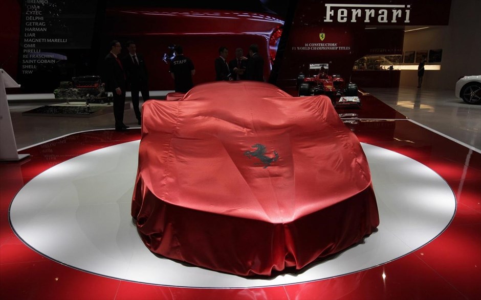 Νέο μοντέλο θα αποκαλύψει η Ferrari στη Γενεύη. Ένα νέο μοντέλο της Ferrari σκεπασμένο στο περίπτερο της ιταλικής εταιρείας στο χώρο που θα διεξαχθεί το 83ο σαλόνι αυτοκινήτου της Γενεύης.