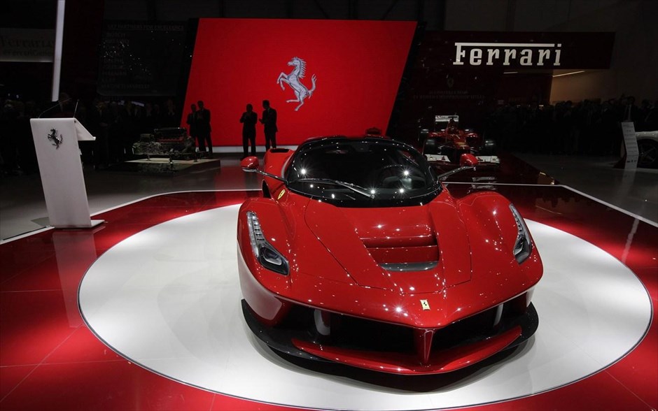 LaFerrari. Η τελική ταχύτητα που αναπτύσσει η LaFerrari, σύμφωνα με τον κατασκευαστή, είναι 350 χλμ./ώρα, ενώ η επιτάχυνση μέχρι τα 100 χιλιόμετρα διαρκεί κάτι λιγότερο από 3 δευτερόλεπτα (0-200 χλμ. σε λιγότερο από 7 δευτ. και 0-300 περίπου 15 δευτερόλεπτα) .