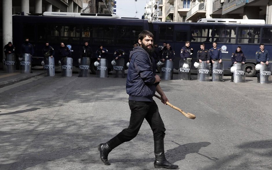 Πορεία αγροτών στο Σύνταγμα. Πορεία προς τη Βουλή πραγματοποίησαν αγρότες από όλη τη χώρα που έφθασαν στην Αθήνα από όλη την Ελλάδα για να συμμετάσχουν στο παναγροτικό συλλαλητήριο. Σημαντική παρουσία στη σημερινή κινητοποίηση έχουν οι αγρότες της Κρήτης, οι οποίοι έφθασαν νωρίς το πρωί με πλοία στο λιμάνι του Πειραιά.