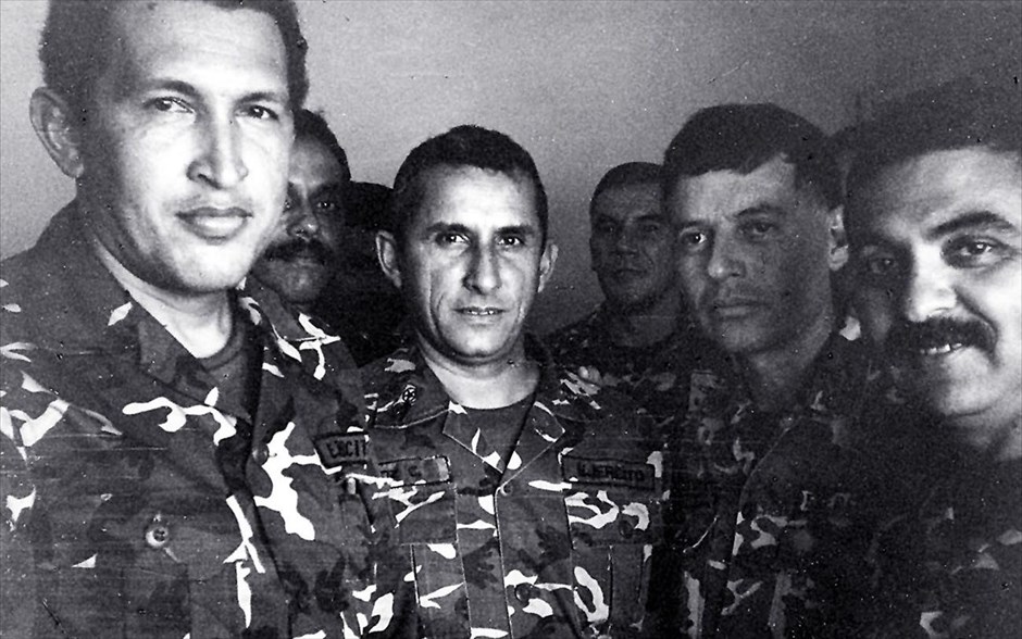 Ούγκο Τσάβες - Βενεζουέλα #1. Φωτογραφία αρχείου του προέδρου της Βενεζουέλας Ούγκο Τσάβες (αριστερά), ο οποίος βρίσκεται στη φυλακή έπειτα από απόπειρα πραξικοπήματος, το Φεβρουάριο του 1992.&nbsp;