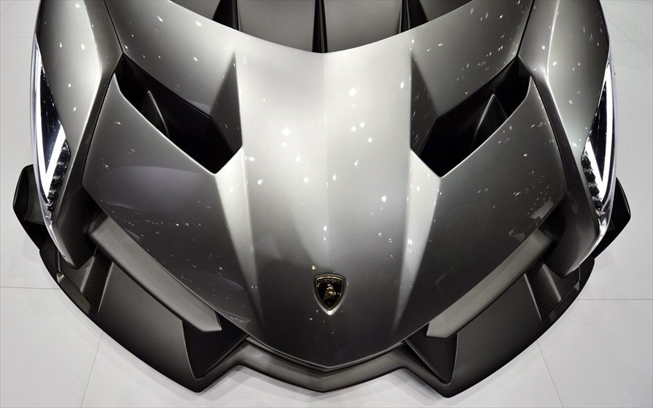 Lamborghini Veneno. Η ιταλική φίρμα Lamborghini παρουσίασε στην 83η διεθνή έκθεση αυτοκινήτου στη Γενεύη το μοντέλο Veneno. Το εξωτικό υπεραυτοκίνητο, που θα κατασκευαστεί σε μόλις 3 αντίτυπα, θα πωλείται προς 3.000.000 ευρώ. &nbsp;&nbsp;
