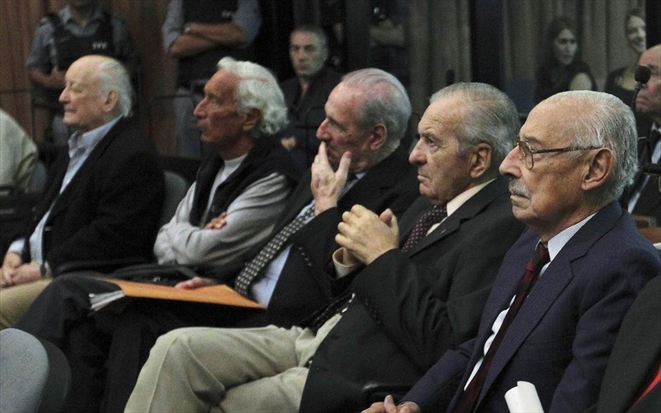 Ξεκίνησε η δίκη στο Μπουένος Άϊρες για το Σχέδιο Κόνδωρ. Με κατηγορούμενους μεταξύ των άλλων και δύο πρώην προέδρους, τον Χόρχε Βιδέλα (3ος Δ) και Ρεϊνάλδο Μπινιόνε, ξεκίνησε την Τρίτη στο Μπουένος Άιρες η δίκη για το διαβόητο Σχέδιο Κόνδωρ, που στόχο είχε την εξόντωση των πολιτικών αντιπάλων των δικτατοριών στη Λατινική Αμερική. Για τις οργανώσεις ανθρωπίνων δικαιωμάτων, το Σχέδιο Κόνδωρ αποτελεί την πεμπτουσία της «κρατικής τρομοκρατίας», ενώ για τους συνηγόρους των στρατιωτικών επρόκειτο για μάχη κατά της «κομμουνιστικής απειλής».