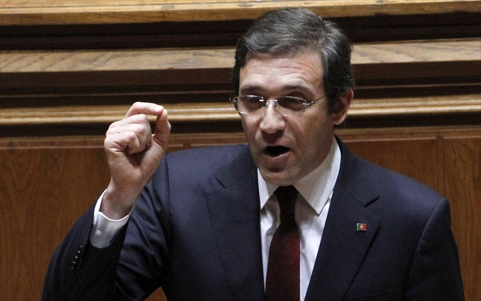 Ο Κοέλιο υπερασπίζεται τα μέτρα λιτότητας της κυβέρνησής του. Ο πρωθυπουργός της Πορτογαλίας Πέδρο Πάσος Κοέλιο υπερασπίστηκε την Τετάρτη την πολιτική λιτότητας που εφαρμόζει η κυβέρνησή του, όπως αξιώνουν οι διεθνείς πιστωτές της χώρας, παρά την μεγάλη λαϊκή δυσαρέσκεια που έχει προκαλέσει αυτή. «Δεν κυβερνάω βάσει των διαδηλώσεων και των διαμαρτυριών», σημείωσε κατά την πρώτη του ομιλία στο κοινοβούλιο από τότε που άρχισαν οι διαδηλώσεις εναντίον των μέτρων λιτότητας που εφαρμόζει.