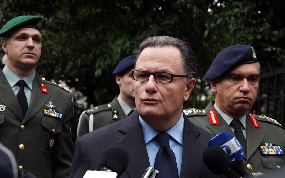 Συνεδρίασε το ΚΥΣΕΑ. Με εξαίρεση τον αρχηγό ΓΕΕΘΑ Στρατηγό Κωσταράκο (Δ), που παραμένει στη θέση του, το Κυβερνητικό Συμβούλιο Εξωτερικών και Άμυνας με απόφασή του αποστράτευσε όλους τους αρχηγούς γενικών επιτελείων.