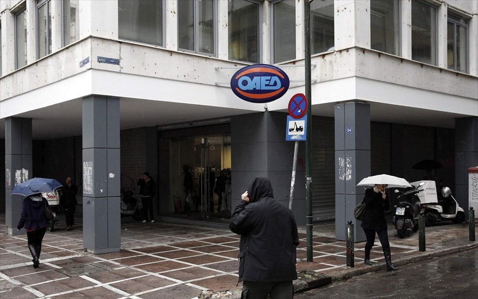 Πάνω από 1,32 εκατομμύρια άνεργοι. Στο 26,4% διαμορφώθηκε το ποσοστό της ανεργίας τον Δεκέμβριο του 2012, αυξημένο σε σχέση με το 21,4% του Δεκεμβρίου 2011, αλλά ελαφρώς μειωμένο από το 26,6% του Νοεμβρίου 2012. Σε ιδιαίτερα ανησυχητικά επίπεδα παρέμεινε το ποσοστό ανεργίας στους νέους ηλικίας 15-24 ετών, φτάνοντας τον Δεκέμβριο στο 57,5% από 53,1% που ήταν ένα χρόνο νωρίτερα.