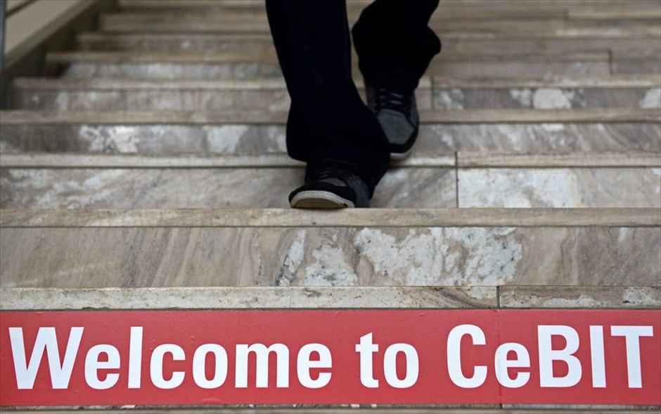 Συμμετοχή Ελλήνων στη CeBIT 2013. Δυναμική επάνοδο στην έκθεση πληροφορικής CeBIT 2013 στο Ανόβερο, τη μεγαλύτερη του κλάδου διεθνώς, πραγματοποίησε φέτος η Ελλάδα, για πρώτη φορά μετά από δύο δεκαετίες. Το εθνικό περίπτερο της χώρας, που δημιουργήθηκε υπό την οργανωτική ευθύνη της ΔΕΘ-HELEXPO ΑΕ, φιλοξενεί 20 επιχειρήσεις και συνδέσμους του κλάδου και δέκα κρατικούς οργανισμούς, οι οποίοι πραγματοποίησαν ήδη δεκάδες επιχειρηματικές συναντήσεις, με ομοειδείς εταιρείες από την Κίνα και την Ινδία, μέχρι τις ΗΠΑ και την Τουρκία.