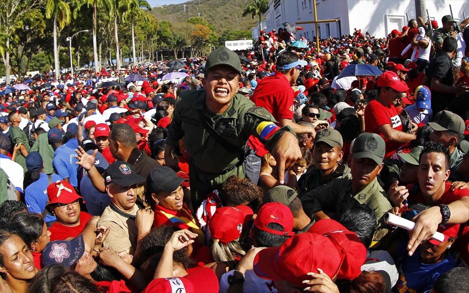 Βενεζουέλα -  Κηδεία Ούγκο Τσάβες #10. Στρατιώτες προσπαθούν να κρατήσουν την τάξη ανάμεσα στα πλήθη των υποστηρικτών του θανόντος προέδρου της Βενεζουέλας Ούγκο Τσάβες, που σχηματίζουν ατελείωτες ουρές για να προσκυνήσουν τη σωρό του στη Στρατιωτική Ακαδημία στο Καράκας.