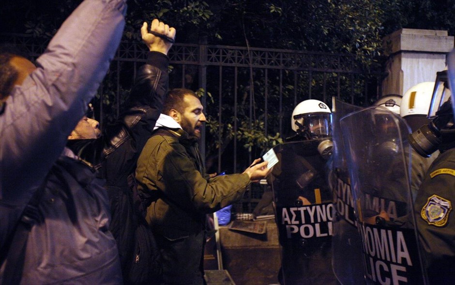 Συγκέντρωση «Αγανακτισμένων» έξω από τη Βουλή #7. Επεισόδια σημειώθηκαν λίγο μετά τις επτά το απόγευμα στη συγκέντρωση των «Αγανακτισμένων» στο Σύνταγμα όταν η αστυνομία επεχείρησε να διαλύσει τη συγκέντρωση.