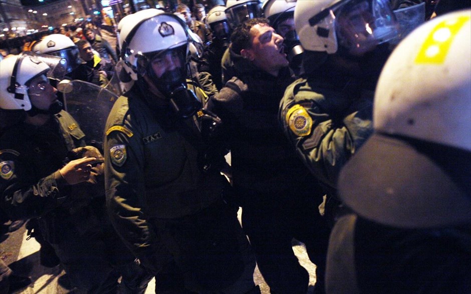 Συγκέντρωση «Αγανακτισμένων» έξω από τη Βουλή #12. Δυνάμεις των ΜΑΤ συλλαμβάνουν ένα διαδηλωτή κατά την διάρκεια διάλυσης της συγκέντρωσης των «Αγανακτισμένων» έξω από το Βουλή στο Σύνταγμα.