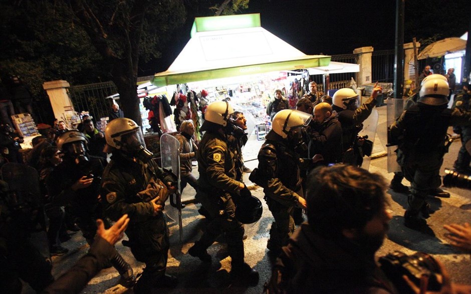 Συγκέντρωση «Αγανακτισμένων» έξω από τη Βουλή #13. Περίπου στις 7 το απόγευμα δυνάμεις των ΜΑΤ έριξαν δακρυγόνα και απώθησαν του συγκεντρωθέντες από το κιγκλίδωμα που έχει στηθεί στον περίβολο του 
