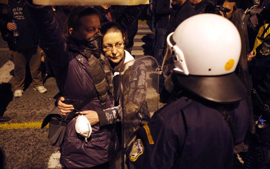 Συγκέντρωση «Αγανακτισμένων» έξω από τη Βουλή #15. Επεισόδια σημειώθηκαν λίγο μετά τις επτά το απόγευμα στη συγκέντρωση των «Αγανακτισμένων» στο Σύνταγμα όταν η αστυνομία επεχείρησε να διαλύσει τη συγκέντρωση.