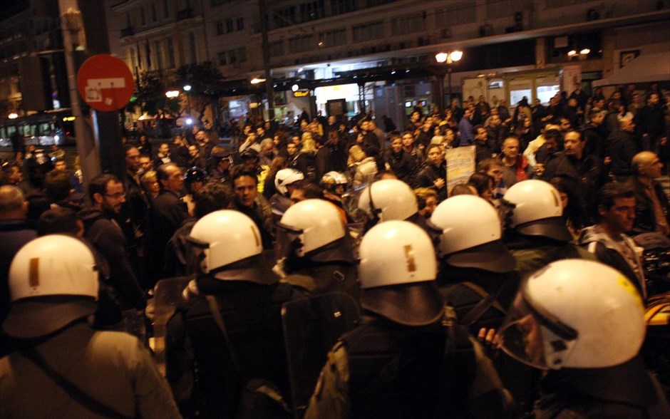 Συγκέντρωση «Αγανακτισμένων» έξω από τη Βουλή #16. Επεισόδια σημειώθηκαν λίγο μετά τις επτά το απόγευμα στη συγκέντρωση των «Αγανακτισμένων» στο Σύνταγμα όταν η αστυνομία επεχείρησε να διαλύσει τη συγκέντρωση.