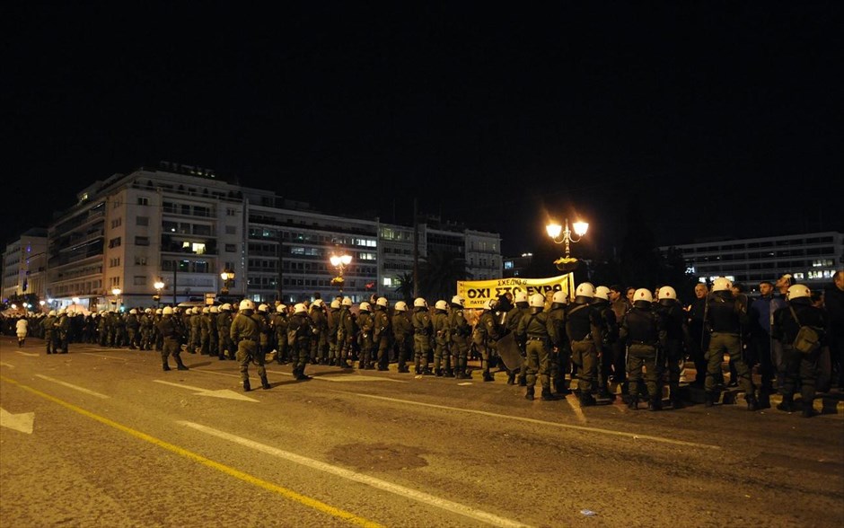 Συγκέντρωση «Αγανακτισμένων» έξω από τη Βουλή #20. Επεισόδια σημειώθηκαν λίγο μετά τις επτά το απόγευμα στη συγκέντρωση των «Αγανακτισμένων» στο Σύνταγμα μετά από επέμβαση δυνάμεων των ΜΑΤ.