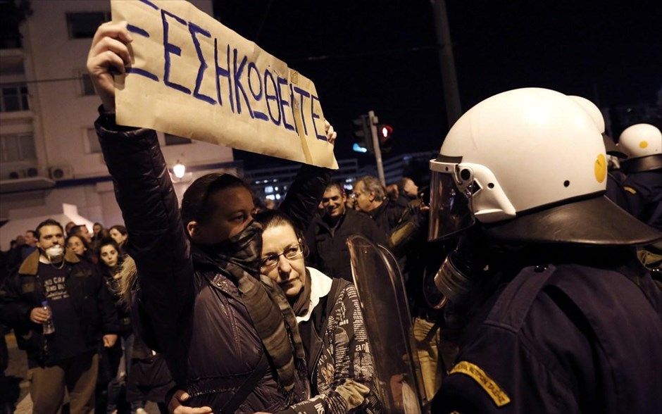Συγκέντρωση «Αγανακτισμένων» έξω από τη Βουλή #21. Ανθρωποι κάθε ηλικίας ανταποκρίθηκαν στην πρόσκληση των «Αγανακτισμένων» με το σύνθημα «Φτώχεια, ανεργία, αυτοκτονίες. Φτάνει πια!» και συγκεντρώθηκαν το απόγευμα έξω από τη Βουλή, στο Σύνταγμα.