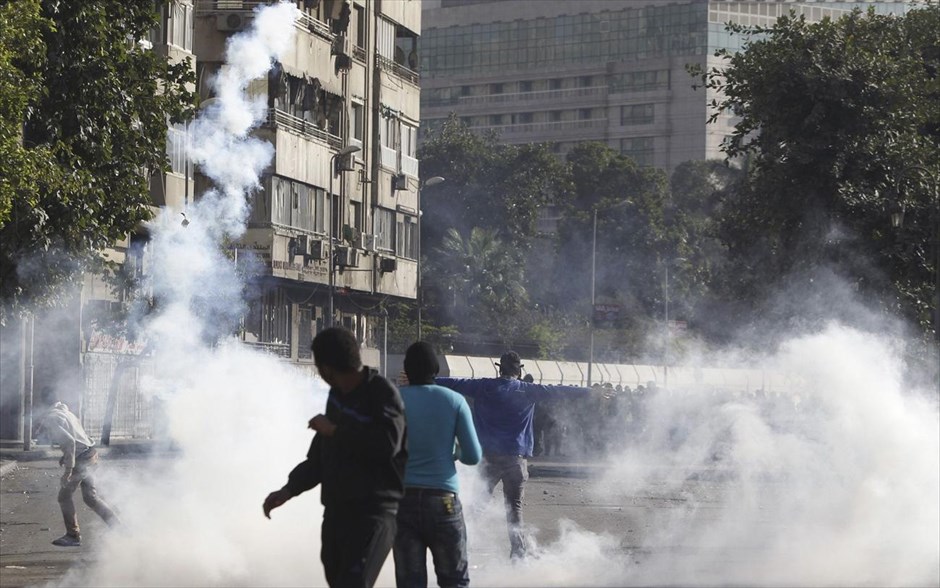 Ταραχές στην Αίγυπτο #8. Σφοδρές συγκρούσεις ξέσπασαν μεταξύ διαδηλωτών που αντιτίθενται στον πρόεδρο Μόρσι και αστυνομικών δυνάμεων&nbsp;στη γέφυρα Qasr Al Nil, η οποία οδηγεί στην πλατεία Ταχρίρ του Καΐρου.