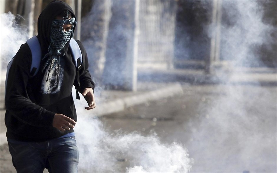 Ταραχές στην Αίγυπτο #10. Διαδηλωτής που αντιτίθεται στον πρόεδρο Μόρσι, προσπαθεί να αποφύγει δακρυγόνα τα οποία εκτόξευσαν οι αστυνομικές δυνάμεις κατά&nbsp;διάρκεια συγκρούσεων στη γέφυρα Qasr Al Nil, η οποία οδηγεί στην πλατεία Ταχρίρ του Καΐρου.
