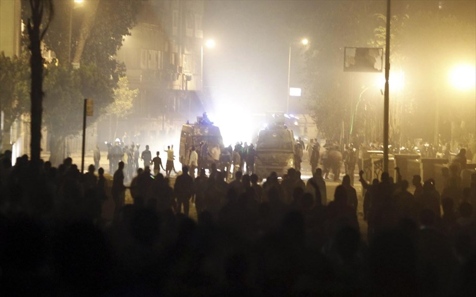 Ταραχές στην Αίγυπτο #14. Σφοδρές συγκρούσεις ξέσπασαν μεταξύ διαδηλωτών που αντιτίθενται στον πρόεδρο Μόρσι και αστυνομικών δυνάμεων στη γέφυρα Qasr Al Nil, η οποία οδηγεί στην πλατεία Ταχρίρ του Καΐρου.