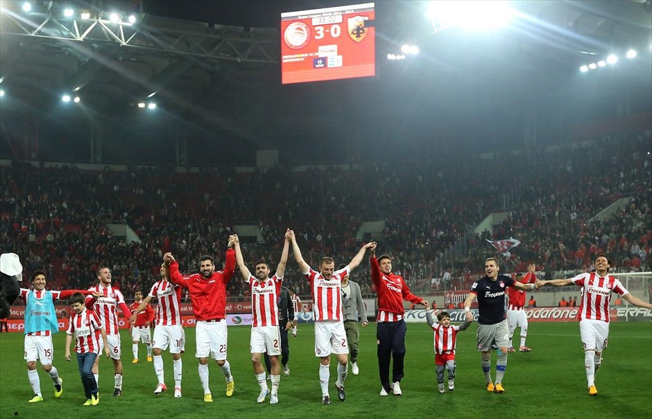 Πρωταθλητής ο Ολυμπιακός, νίκησε 3-0 την ΑΕΚ. Πρωταθλητής Ελλάδας για 40η φορά στην ιστορία του στέφθηκε την Κυριακή και μαθηματικά ο Ολυμπιακός. Ανήμερα της συμπλήρωσης 88 ετών από την ίδρυση του συλλόγου, οι Πειραιώτες νίκησαν 3-0 την ΑΕΚ στο «Γεώργιος Καραϊσκάκης», σε αναμέτρηση για την 25η αγωνιστική του πρωταθλήματος ΟΠΑΠ της Σούπερ Λίγκας, και αύξησαν στους 16 βαθμούς το προβάδισμά τους από τον δεύτερο Αστέρα Τρίπολης (66 έναντι 50), πέντε αγωνιστικές πριν από το τέλος.