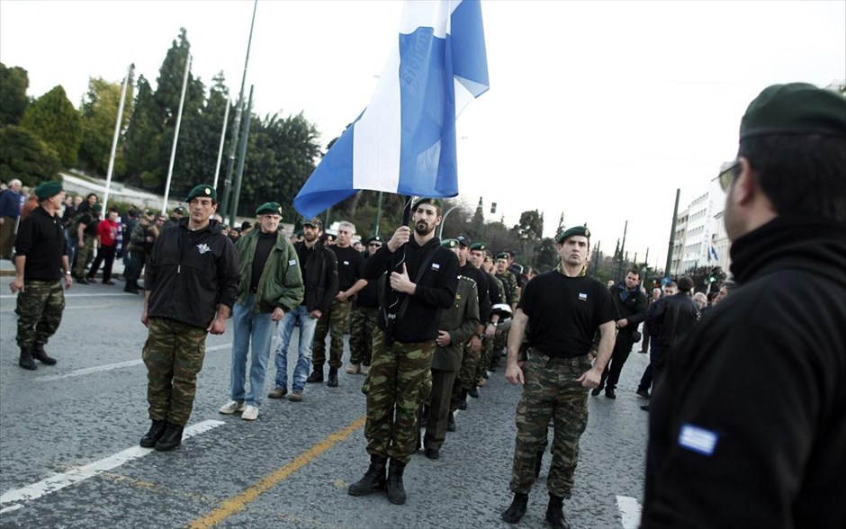 Πορεία αποστράτων και εν ενεργεία στελεχών των ένοπλων δυνάμεων και των σωμάτων ασφαλείας προς τη Βουλή. Χιλιάδες απόστρατοι και εν ενεργεία στελέχη των ένοπλων δυνάμεων και των σωμάτων ασφαλείας πραγματοποίησαν το Σάββατο πορεία προς τη Βουλή διαμαρτυρόμενοι για τις περικοπές στις συντάξεις και στις αποδοχές τους.