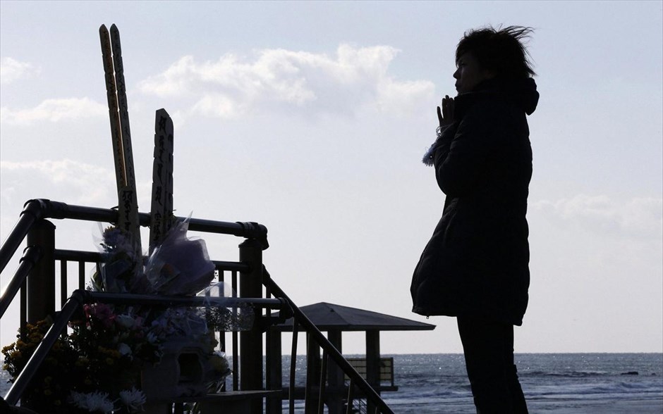 Ιαπωνία: Δεύτερη επέτειος από το σεισμό και το τσουνάμι #22. Γυναίκα προσεύχεται στη μνήμη των 19.000 θυμάτων που έχασαν τη ζωή τους από τον ισχυρό σεισμό των 9 βαθμών της κλίμακας Ρίχτερ, το φοβερό τσουνάμι που ακολούθησε και το πυρηνικό δυστύχημα, τα οποία συγκλόνισαν τη βορειοανατολική Ιαπωνία.