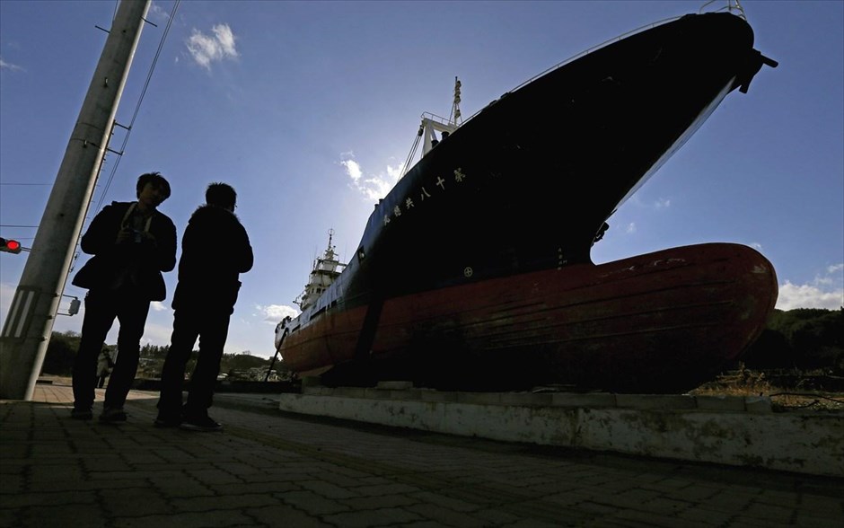 Ιαπωνία: Δεύτερη επέτειος από το σεισμό και το τσουνάμι #30. Επισκέπτες κοιτούν το πλοίο βάρους 330 τόνων που ξεβράστηκε στην ξηρά μετά&nbsp;τον ισχυρό σεισμό των 9 βαθμών της κλίμακας Ρίχτερ, το φοβερό τσουνάμι που ακολούθησε στην&nbsp;Kesennuma, στην επαρχία&nbsp;Miyagi της βόρειας Ιαπωνίας.