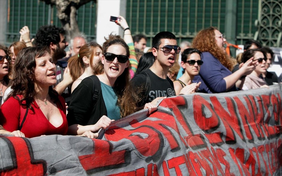 Διαμαρτυρία φοιτητών για το σχέδιο «Αθηνά». Φοιτητές από τη Ζάκυνθο φωνάζουν συνθήματα κατά τη διάρκεια διαμαρτυρίας για το σχέδιο Αθηνά, στο Σύνταγμα.
&nbsp;
