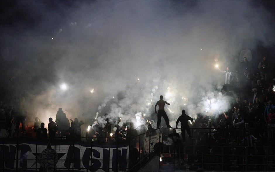 Πανιώνιος-Ατρόμητος 1-0. Φίλαθλοι του Ατρομήτου εμψυχώνουν την ομάδα τους, κατά τη διάρκεια του αγώνα κόντρα στον Πανιώνιο, για την 25η αγωνιστική της Σούπερ Λιγκ, στο Γήπεδο Ν. Σμύρνης. Την παραμονή του στην κατηγορία εξασφάλισε ουσιαστικά ο Πανιώνιος, που επικράτησε με 1-0 του Ατρομήτου, στην αναμέτρηση με την οποία έπεσε η «αυλαία» της 25ης αγωνιστικής της Σούπερ Λίγκας. Το «χρυσό» γκολ των «κυανέρυθρων» πέτυχε στο 58΄ ο Λεωνίδας Καμπάνταης.