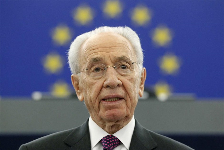 Ο Πέρες τάχθηκε υπέρ μιας επέμβασης του Αραβικού Συνδέσμου στη Συρία. Ο Πρόεδρος του Ισραήλ Σιμόν Πέρες εξέφρασε σήμερα την επιθυμία να επέμβει στη Συρία μια δύναμη του Αραβικού Συνδέσμου για να «βάλει τέλος στη σφαγή» και για να αποφευχθεί η κατάρρευση της χώρας αυτής. «Ο Αραβικός Σύνδεσμος μπορεί και πρέπει να δημιουργήσει μια προσωρινή κυβέρνηση στη Συρία για να σταματήσει τη σφαγή και να εμποδίσει τη Συρία να καταρρεύσει. Ο ΟΗΕ πρέπει να υποστηρίξει μια δύναμη αράβων κυανοκράνων», δήλωσε ο Πέρες σε ομιλία την οποία εκφώνησε ενώπιον του Ευρωκοινοβουλίου στο Στρασβούργο.