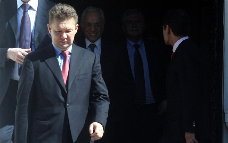 Συνάντηση Α. Σαμαρά με τον αντιπρόεδρο της Gazprom Α. Μίλερ. Συνάντηση με τον αναπληρωτή πρόεδρο του ΔΣ της Gazprom Αλεξέι Μίλερ (Α) είχε στο Μέγαρο Μαξίμου ο πρωθυπουργός Αντώνης Σαμαράς. Ο κ. Μίλερ επανέλαβε το ενδιαφέρον του ρωσικού ενεργειακού κολοσσού για επενδύσεις στη χώρα μας, αλλά και για τις αποκρατικοποιήσεις, καθώς η εταιρεία του συμμετέχει στον διαγωνισμό για τη ΔΕΠΑ-ΔΕΣΦΑ.