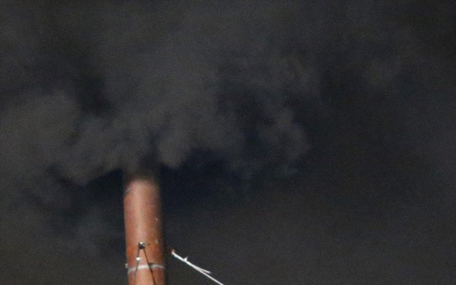 Mαύρος καπνός βγήκε από την Καπέλα Σιστίνα. Μαύρος ήταν ο πρώτος καπνός που βγήκε το βράδυ της Τρίτης από την παραδοσιακή καπνοδόχο της Καπέλα Σιστίνα, στις 19:40 (ώρα Ιταλίας, 20:40 ώρα Ελλάδας), γεγονός που σημαίνει ότι οι πρώτες δυο ψηφοφορίες των εκλεκτόρων δεν είχαν το επιθυμητό αποτέλεσμα.